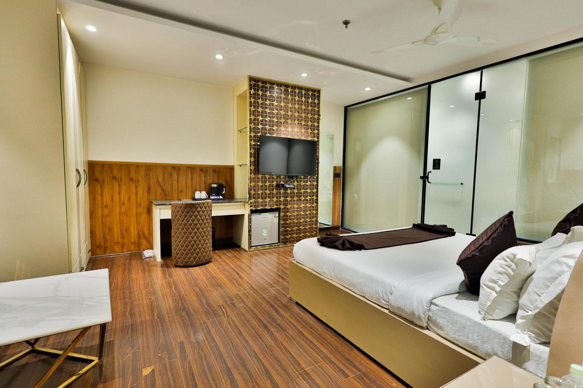 Clay Inn Hotels, Paschim Vihar Delhi  Exterior photo