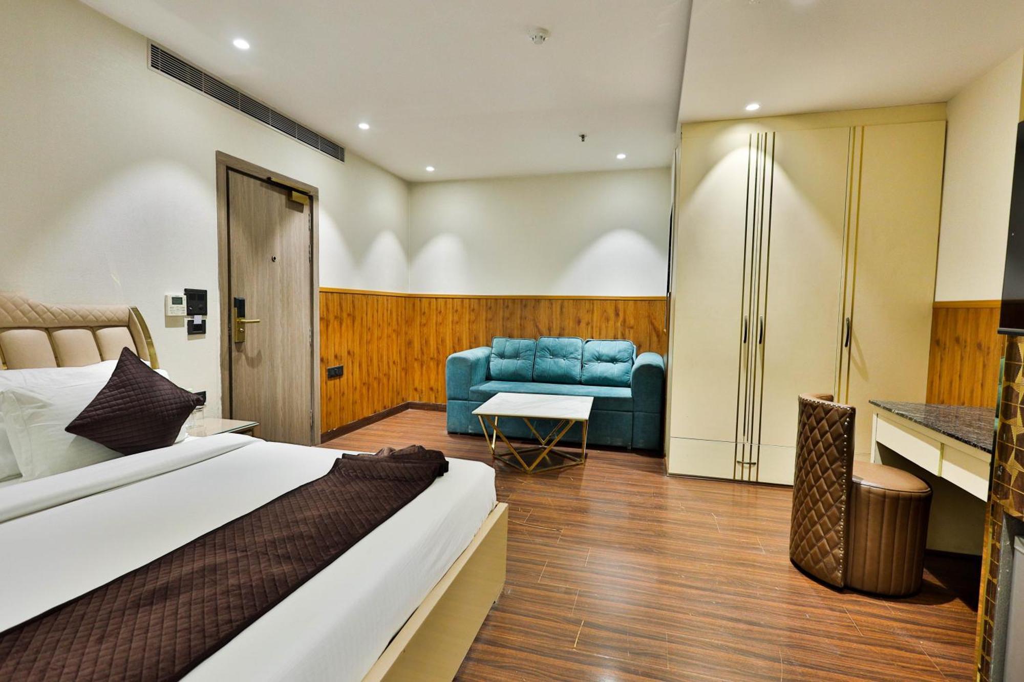 Clay Inn Hotels, Paschim Vihar Delhi  Exterior photo